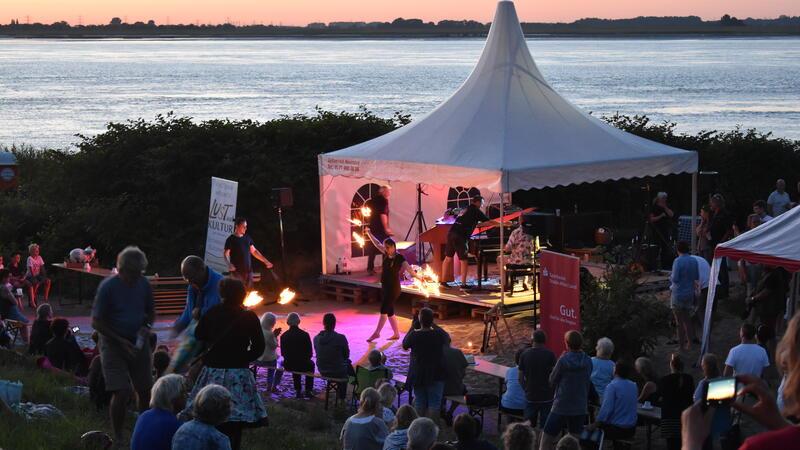 Musik-Picknick am Elbstrand: „Boogie on the Beach“ wieder in Jork Blick auf die Feuershow bei "Boogie on the Beach" am Elbstrand in Jork-Wisch bei der Premiere im Jahr 2019.