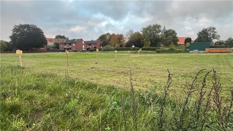 Alte Schule oder Container-Bau: Streit über Interimslösung in Lühe aufgeflammt Blick auf die Freifläche an der Kirche in Hollern.