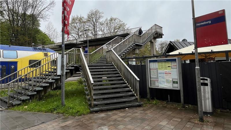 Blick auf die Fußgängerbrücke am Bahnhof in Horneburg.