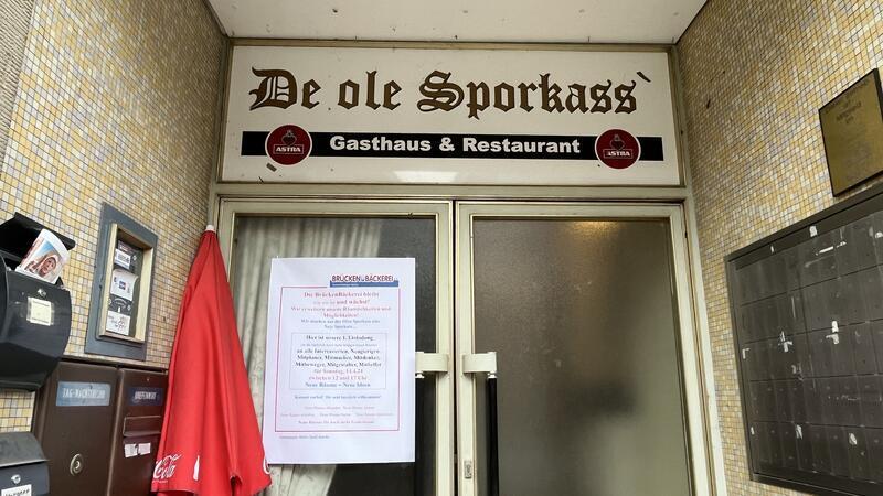 Brückenbäcker übernehmen die Sparkasse in Estebrügge Blick auf die Gaststätte De ole Sporkass in Estebrügge. Der Verein Brückenbäckerei hat Großes vor, das Plakat an der Tür fordert zum Mitmachen auf.