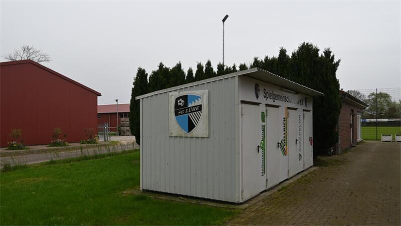 Illegaler Fußballplatz: Kreis Stade stellt der Samtgemeinde Lühe ein Ultimatum Blick auf die Gebäude der Vereinssportler an der Rückwand der Sporthalle.