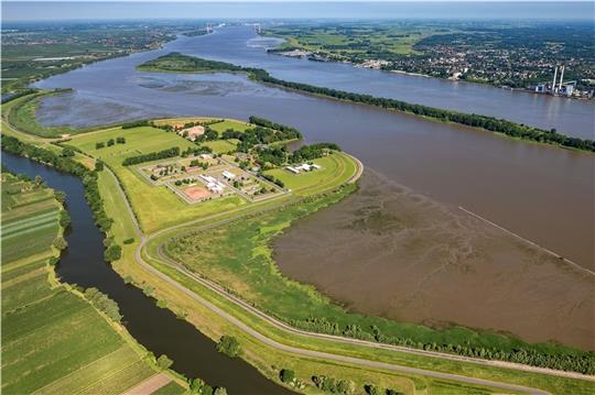 Blick auf die Gefängnisinsel Hahnöferrsand (vorne) mit dem bis zur Eindeichung 1976 genutzten Hafen sowie die Borsteler Binnenelbe: Hamburg will die Gebäude der Justizvollzugsanstalt komplett abreißen, bis auf den Schafstall ganz oben recht