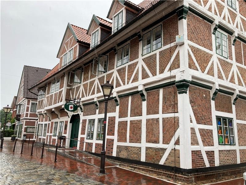 Als die Altländer ihr bedeutendstes Haus auf Rollen setzten und verschoben Blick auf die Gemeindebücherei in Jork. Foto: Vasel