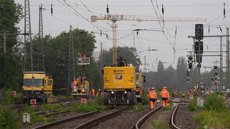 Blick auf die Gleise an der Bahnstrecke zwischen Bahnhof Altona und Diebsteich. (Archivbild)