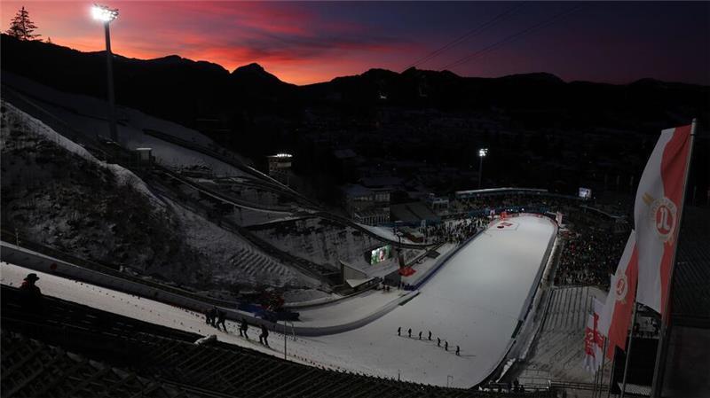 Blick auf die Großschanze während der Two-Nights-Tour der Damen bei Sonnenuntergang 