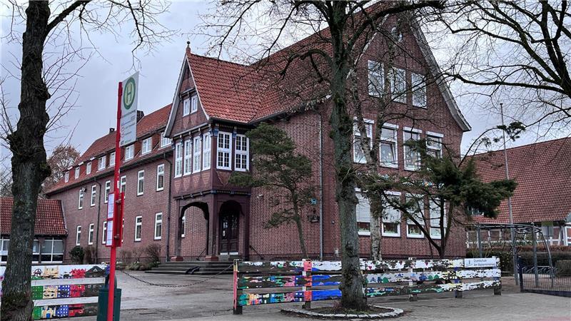 Blick auf die Grundschule Am Westerminnerweg in Jork von 1951 mit ihrem markanten Fachwerkgiebel.