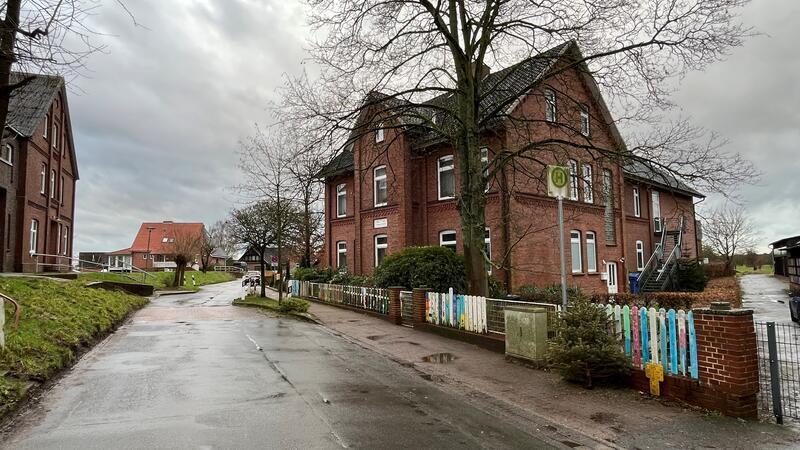 Für neue Wohnungen: Sportanlage in Guderhandviertel soll verkauft werden Blick auf die Grundschule in Guderhandviertel.