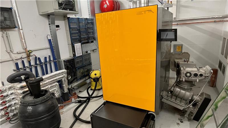 Altländer Mettwurst- und Schinkenräucherei setzt jetzt auf Solarwurst Blick auf die Hackschnitzel-Heizung.