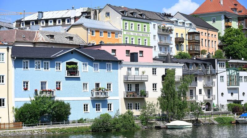 Blick auf die Häuserzeile von Gmunden.
