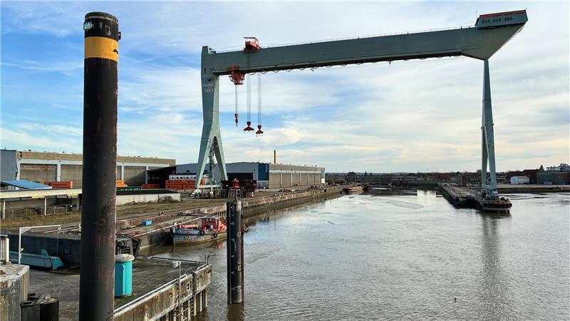 Blick auf die Hallen und den Hafen der Sietas-Werft in Neuenfelde, der denkmalgeschützte Jucho-Portalkran überragt alles.