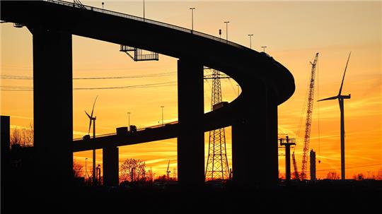 Blick auf die Hamburger Köhlbrandbrücke im Abendlicht. Foto: Christian Charisius/dpa