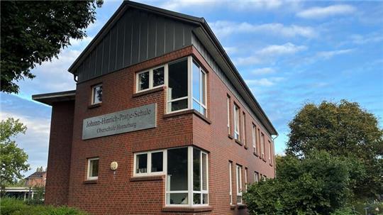 Blick auf die Johann-Hinrich-Pratje-Schule in der Schanzenstraße in Horneburg.