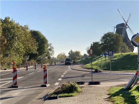 Blick auf die K 39 an der Borsteler Mühle: Hier herrscht ab 18 Uhr wieder freie Fahrt. Die wechselnde Einbahnstraßenregelung wird aufgehoben. Foto: Vasel