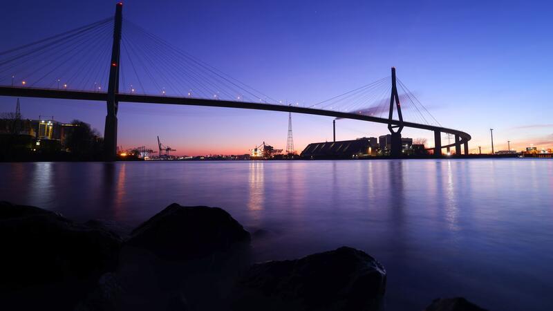 10.000 unterzeichnen Petition für Erhalt der Köhlbrandbrücke Blick auf die Köhlbrandbrücke im Abendlicht.