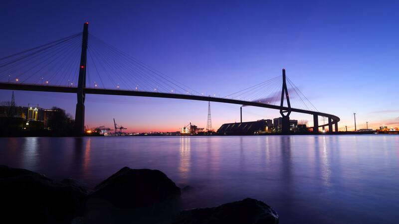 Ersatz für Köhlbrandbrücke: Entscheidung könnte noch vor Ostern fallen Blick auf die Köhlbrandbrücke im Abendlicht.