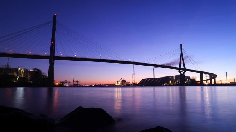 Blick auf die Köhlbrandbrücke im Abendlicht.