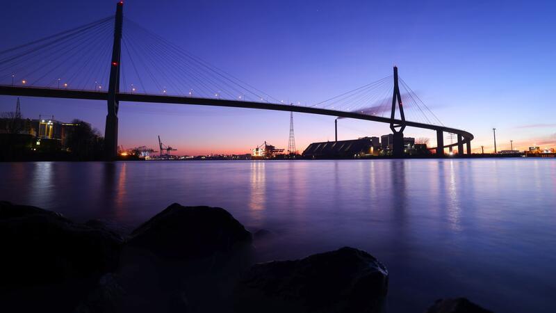 Verkehrsbehinderungen: Köhlbrandbrücke gesperrt - EM-Spiel in Hamburg Blick auf die Köhlbrandbrücke im Abendlicht.