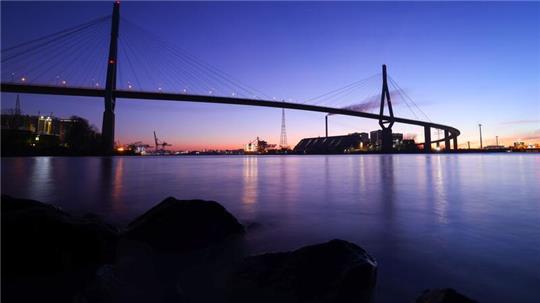 Blick auf die Köhlbrandbrücke im Abendlicht.