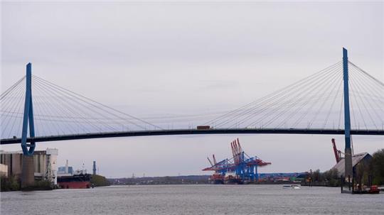 Blick auf die Köhlbrandbrücke im Hamburger Hafen.