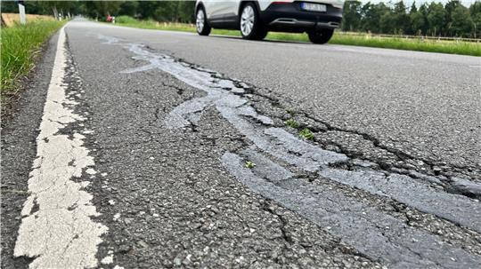 Blick auf die Kreisstraße 62 bei Himmelpforten: Die Straßenschäden werden während der Sommerferien saniert.