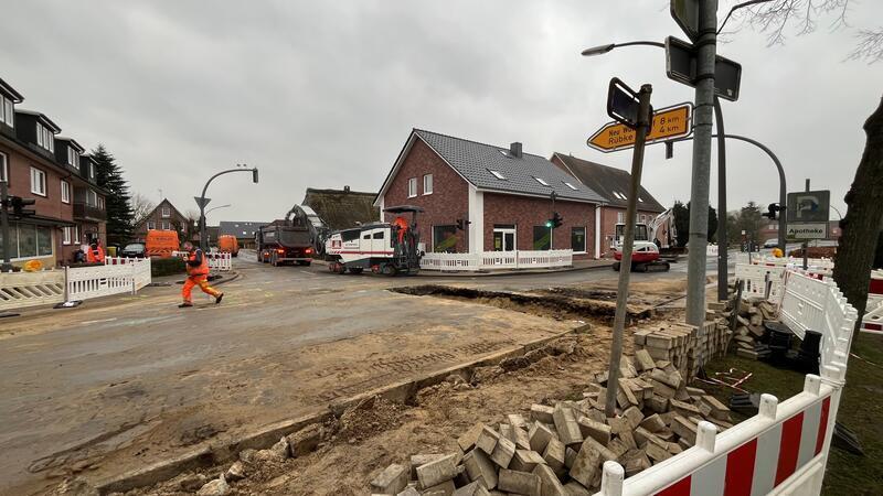 Blick auf die Kreuzung: In der Fahrbahn klafft im Winter 2024 nach dem Wasserrohrbruch ein tiefes Loch.