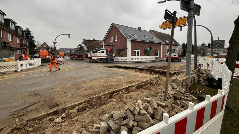 Pendler können aufatmen: Ein Ende der Vollsperrung in Neuenfelde ist in Sicht Blick auf die Kreuzung: In der Fahrbahn klafft nach dem Wasserrohrbruch ein tiefes Loch.