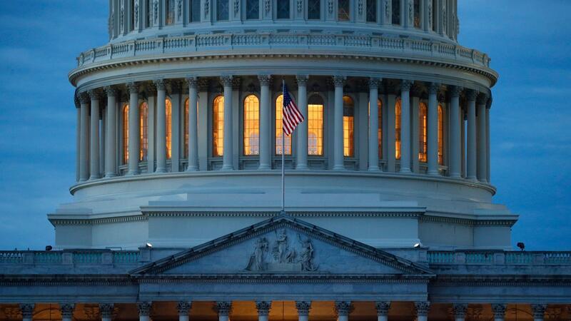 US-Repräsentantenhaus stimmt für Ukraine-Hilfen Blick auf die Kuppel des Kapitols in Washington.
