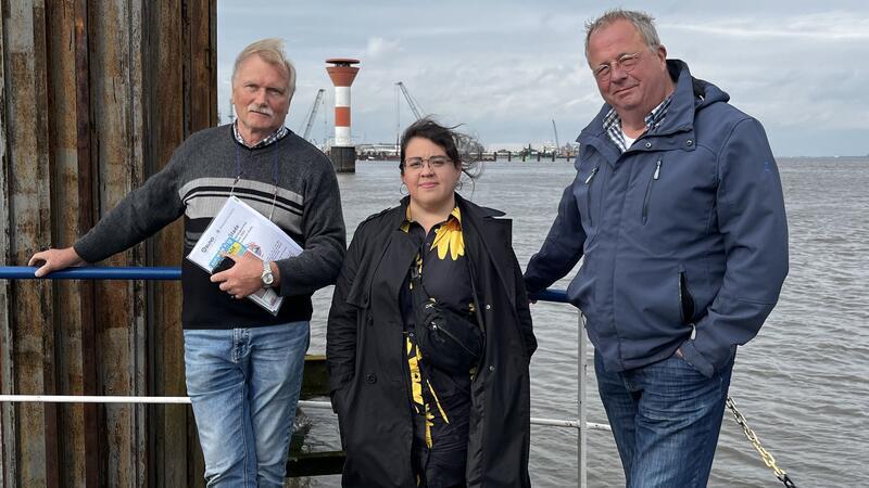 Blick auf die LNG-Hafenbaustelle: Heiner Baumgarten (BUND), Rebekah Hinojosa und Udo Paschedag (AUN).