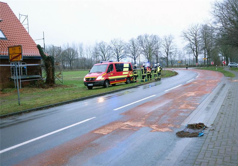 Blick auf die Landstraße in Estorf/L114, die durch eine Ölspur verschmutzt wurde. Foto: Hillyer-Funke/Freiwillige Feuerwehren Samtgemeinde Oldendorf–Himmelpforten