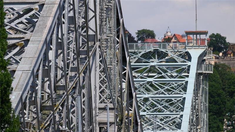 Ein großer Altländer Ingenieur erbaute das Blaue Wunder in Dresden Blick auf die Loschwitzer Elbbrücke - auch Blaues Wunder genannt.