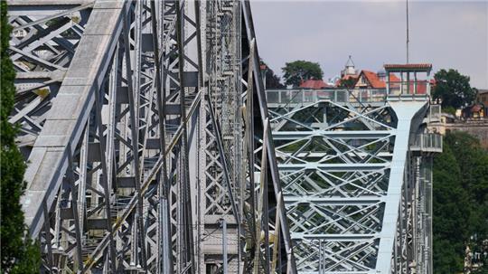 Blick auf die Loschwitzer Elbbrücke - auch Blaues Wunder genannt.