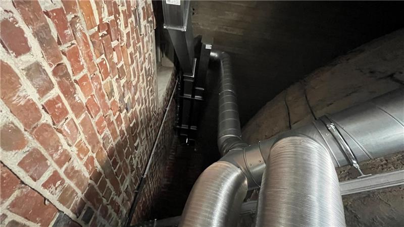 Neues Planetarium: Im Alten Land reisen Besucher durch die Galaxis Blick auf die Lüftungstechnik über der Kuppel des Planetariums.