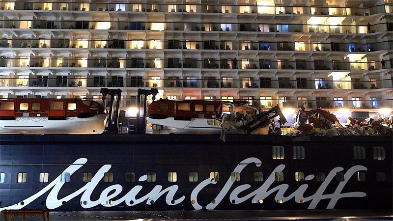 Blick auf die „Mein Schiff 3“ nach der Kollision. Das Kreuzfahrtschiff „Mein Schiff 3“ ist mit einem Containerschiff zusammengestoßen.