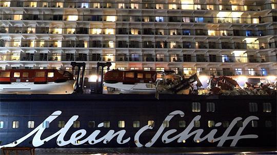 Blick auf die „Mein Schiff 3“ nach der Kollision. Das Kreuzfahrtschiff „Mein Schiff 3“ ist mit einem Containerschiff zusammengestoßen.