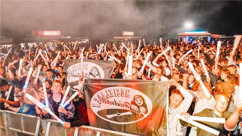 Torfrock und Strandfete: Twielenfleth wird zur Partyhochburg Blick auf die Menge und die Gastromeile im Außendeich.