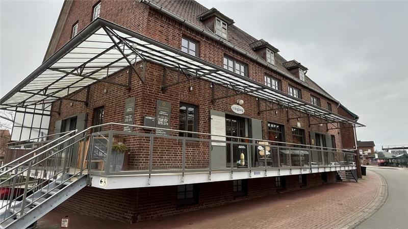 Deutschlands jüngste Destillateurmeisterin kommt aus Horneburg Blick auf die Nordik Edelbrennerei & Spirituosen-Manufaktur am Bahnhof in Horneburg.