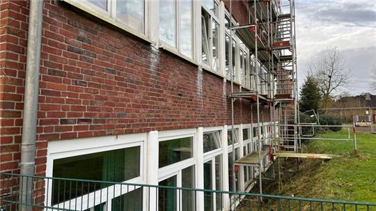 Blick auf die Nottreppe der Grundschule Horneburg. Im Brandfall sollen die Kinder über diesen Fluchtweg die Klassenräume und die Mensa im Keller verlassen können.