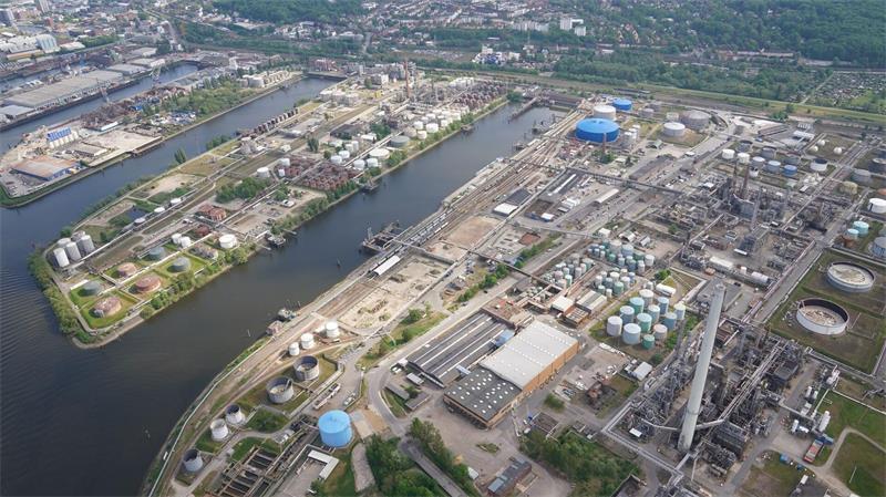 Blick auf die Öltanks und die Holborn Europa Raffinerie GmbH im Hamburger Hafen. (Archivbild)