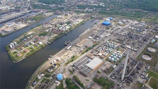 Blick auf die Öltanks und die Holborn Europa Raffinerie GmbH im Hamburger Hafen. (Archivbild)