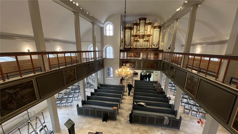 Horneburg: Er holt Jesus aus der Finsternis zurück Blick auf die Orgel der Liebfrauenkirche von 1755 und die Bilder an der Empore.