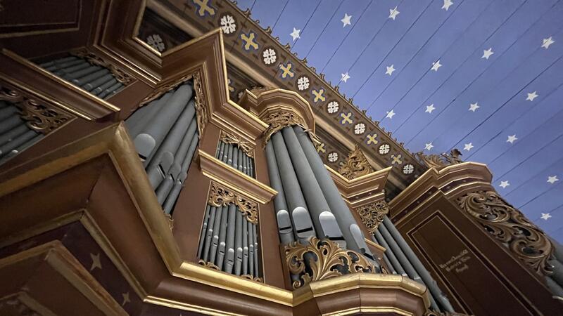 Blick auf die Orgel der St.-Martini-Kirche. Diese kann zurzeit nicht gespielt werden, eine neue würde 800.000 Euro kosten.