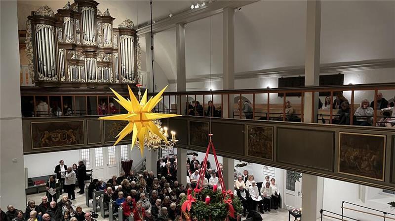 Spektakuläre Pläne für die Horneburger Kirche Blick auf die Orgel und die Bilder auf der Empore an der Nordseite der Liebfrauenkirche in Horneburg.
