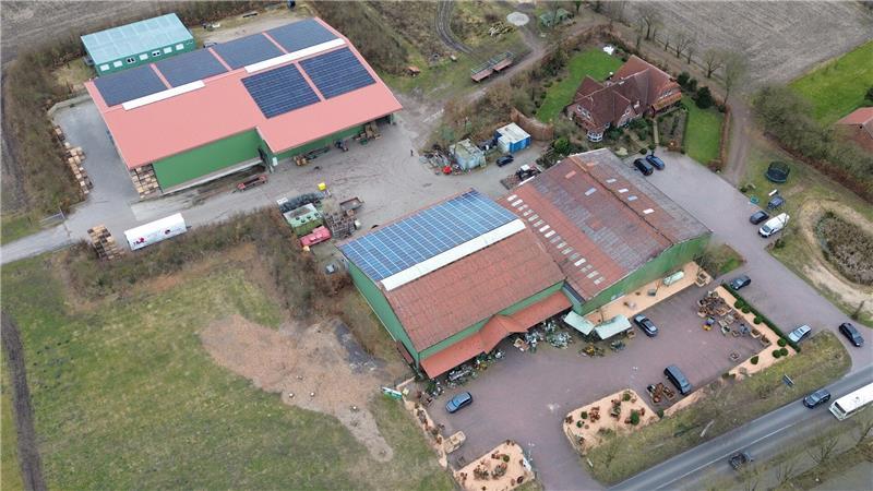 Blick auf die PV-Anlagen auf dem Obsthof Cohrs in Rutenbeck.