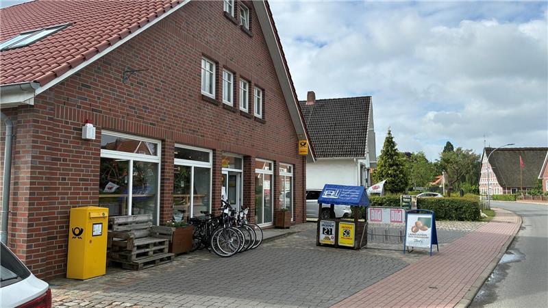Straßenschäden: Tempo 30 durchgehend in Steinkirchen und Grünendeich Blick auf die Parkplätze von Post-Agentur und Fahrradverleih an der L140 in Steinkirchen.