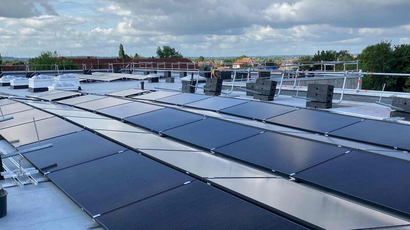 Blick auf die Photovoltaikanlage auf dem sanierten Dach der Oberschule in Jork.