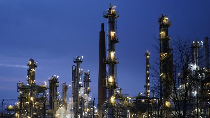 Ifo: In der chemischen Industrie kehrt der Optimismus zurück Blick auf die Raffinerie Heide. In der Raffinerie werden aus Erdöl Flüssiggase, Treibstoffe und Heizöl sowie chemische Produkte hergestellt.