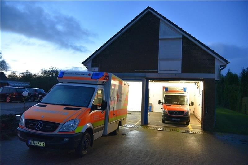 Blick auf die Rettungswache in Bargstedt: Ein Reservefahrzeug steht vor der Garage, weil es nicht hineinpasst. Archivfoto: Beneke