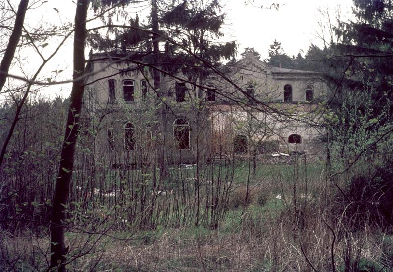 Keine Spur vom Kurhotel „Paterborn“ in Neukloster Blick auf die Ruine kurz vor dem Abriss. 1968 drückte Christian Fuhst aus Neukloster auf den Auslöser.