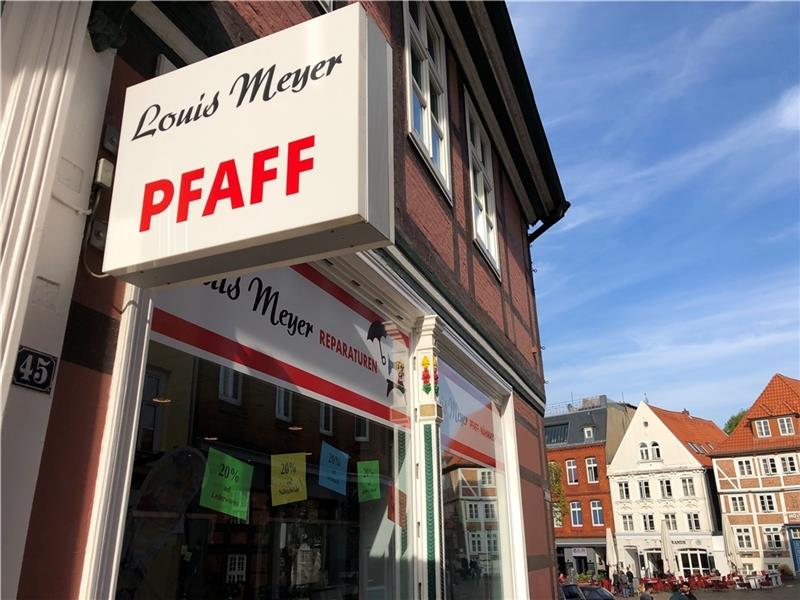 Blick auf die Schaufenster: Bunte Zettel künden von Prozenten zum Räumungsverkauf.