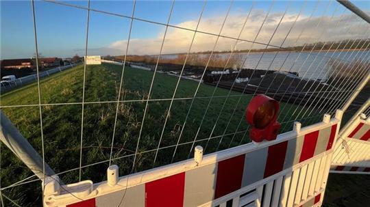 Blick auf die Sielbaustelle vor dem Elbdeich in Hinterbrack.